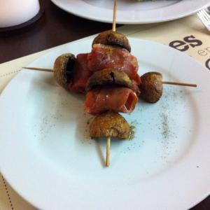 Brochete de champinones con jamón y alioli