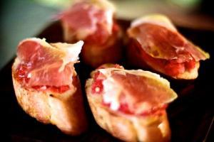 Montadito de tomaquet y serrano - Geroosterd brood met tomaat en gedroogde ham
