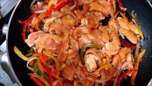 Pollo con chorizo y pimiento - Kip met chorizo en paprika