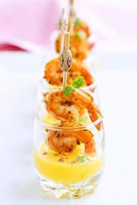 Camarones a la parrilla y puré de mango
