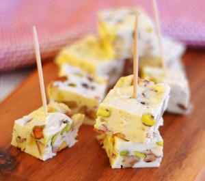 Turrón de queso con frutos secos