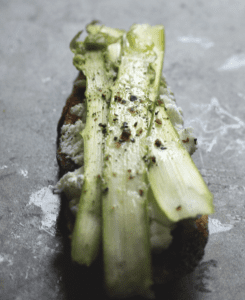 Tostadas con Ricotta y Espárragos - Toast met Ricotta en Asperges