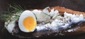 Tostadas con Ricota, Anchoa, Hinojo y Huevo - Toast met Ricotta en Ansjovis