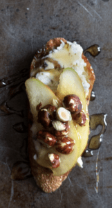Tostadas con Cabrales, Peras, Avellanas y Miel - Toast met Cabrales en Peer
