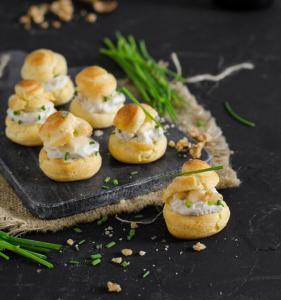 Profiteroles salados con crema de Cabrales y Pera
