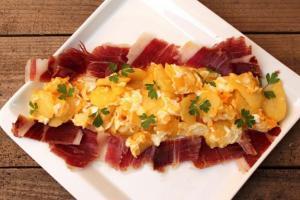 Revuelto de patatas con Jamón Ibérico - Roerei met Ibérico ham