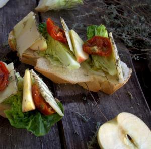 Tostas de queso con manzana y tomates deshidratados - Toast met kaas, appel en gedroogde tomaten