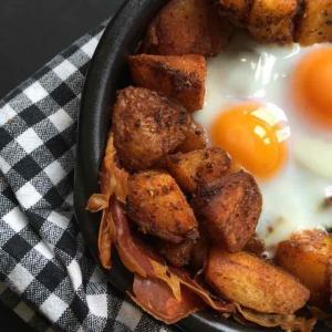 Patatas Bravas y Huevos - Patatas Bravas met ei