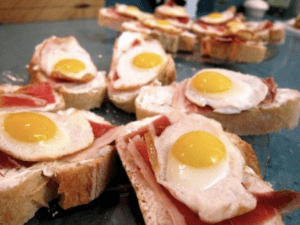 Tostas de Huevos de Codorniz con Jamón - Toast met kwarteleitjes en Iberico