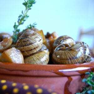 Caracoles con Tocino y Champiñones - Slakken met bacon en champignons