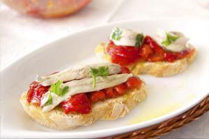 Tostada con Pimientos y Boquerones - Toast met paprika en ansjovis