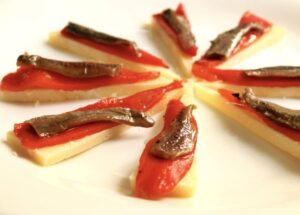 Queso con anchoas y pimientos