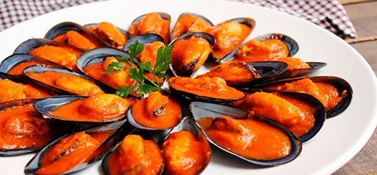 Mejillones en salsa de tomate y pimientos