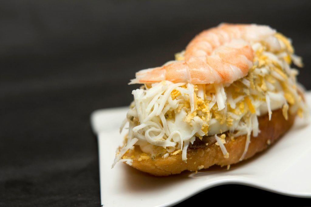 Pincho de langostino y huevo - Geroosterd brood met garnalen en ansjovis