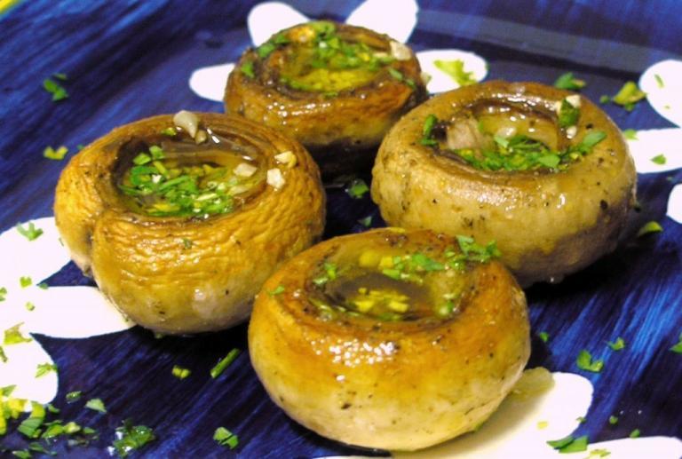 Champiñones a la plancha con aceite al ajillo - Geroosterde champignons met knoflookolie