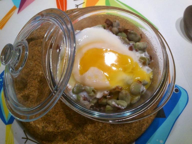 Cazuelita de habas - Cazuelita met tuinboontjes en ei