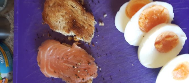 Pintxo Chomin - Broodje met zalm, gamba, ei en ansjovis