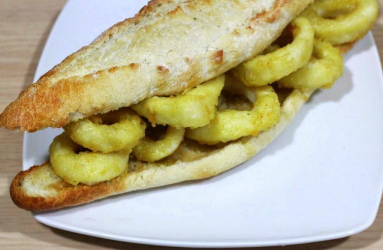 Bocadillo de calamares a la romana - Sandwich met gefrituurde inktvis
