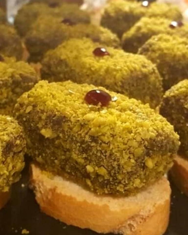 Morcilla envuelto de pistacho y gota de mermelada de pimiento de piquillo – Bloedworst omwikkeld met pistache en piquillojam