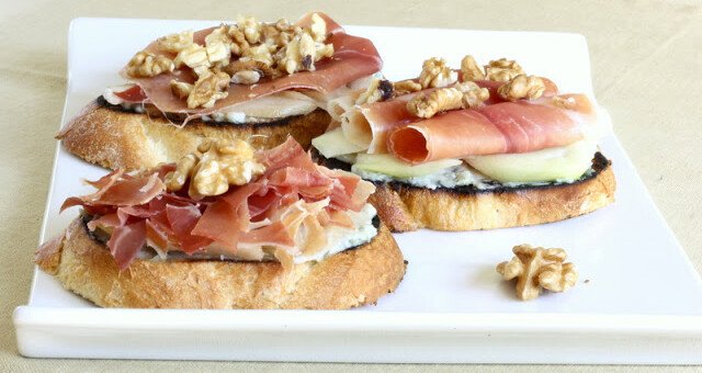Toast met Ibericó, Cabrales, peer en nootjes