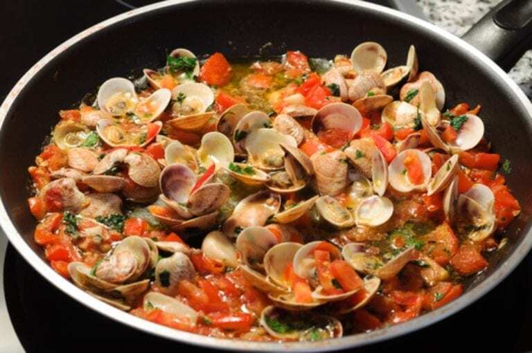 Almejas en salsa de tomatos y chorizo