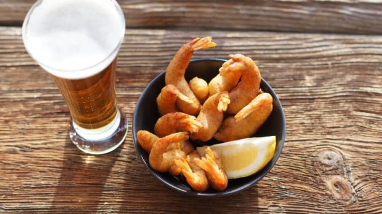 - Gefrituurde gambas in bierdeeg