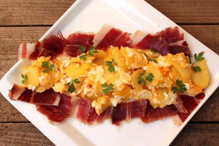 Revuelto de patatas con Jamón Ibérico - Roerei met Ibérico ham