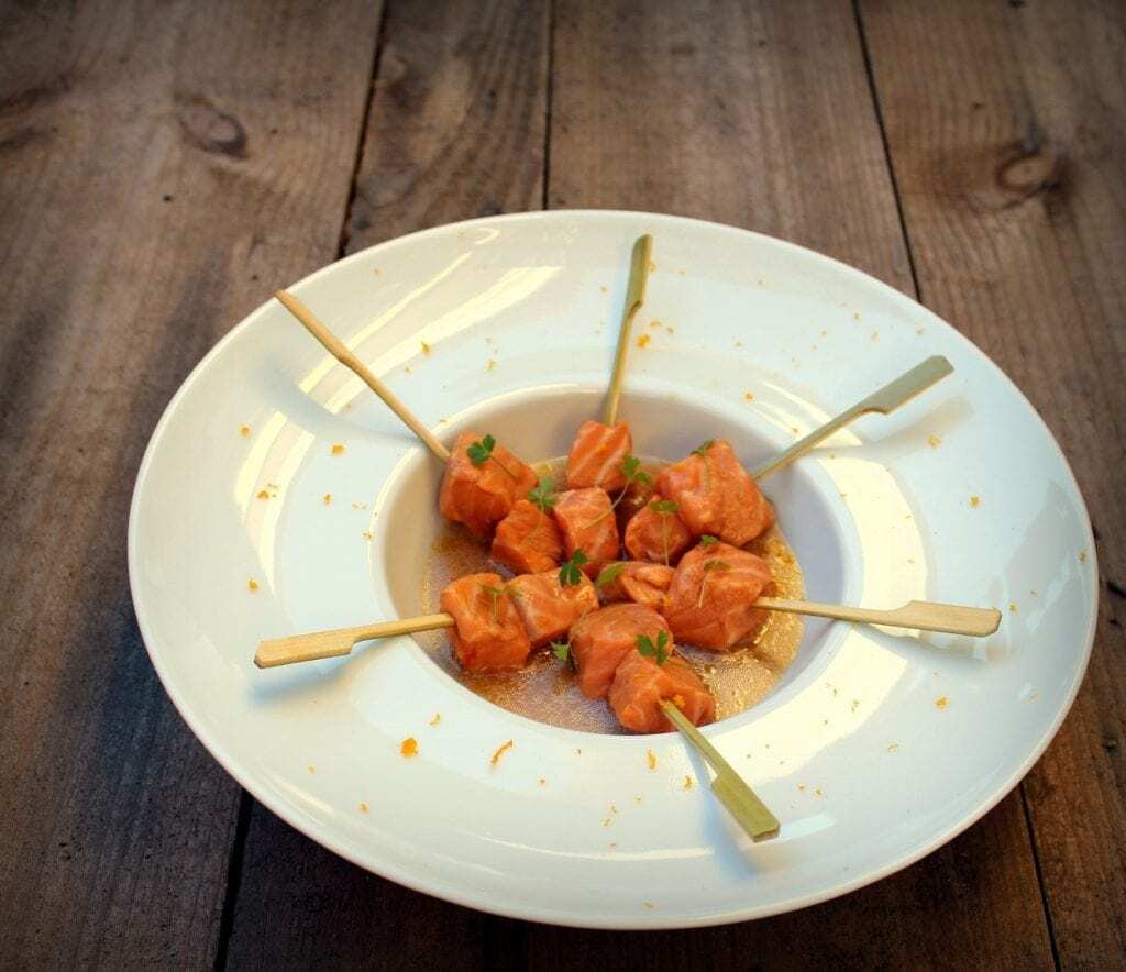 Brochetas de salmón marinado - Gemarineerde Zalmspiesjes