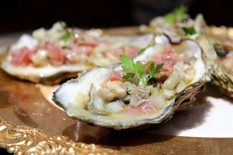 Tartar de Atún Rojo sobre Ostras Frescas - Tartaar van tonijn over verse oesters