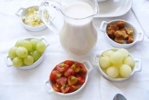 Ajo Blanco de Huevo Frito - Knoflooksoep met fruit en gebakken ei