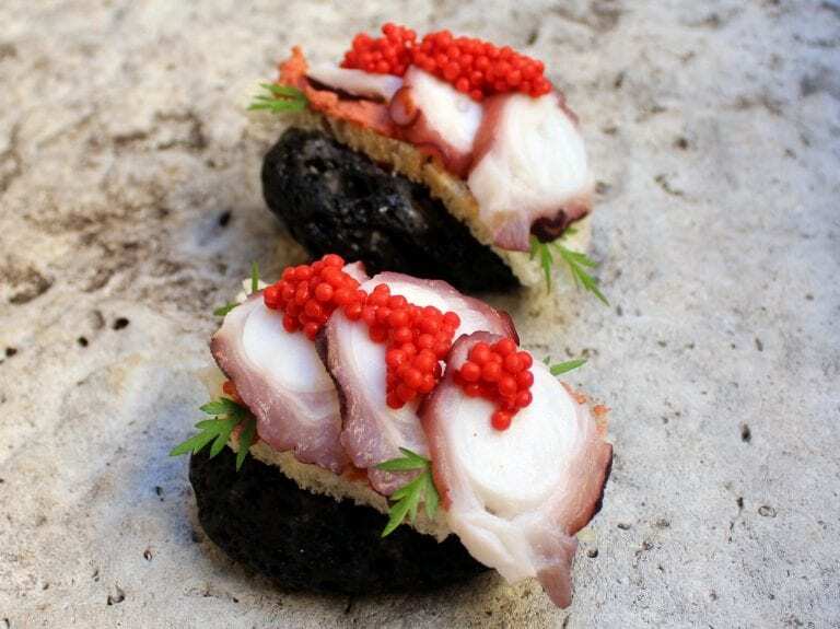 Tosta de Pulpo sobre Paté de Rape - Toast met octopus en zeeduivelpaté