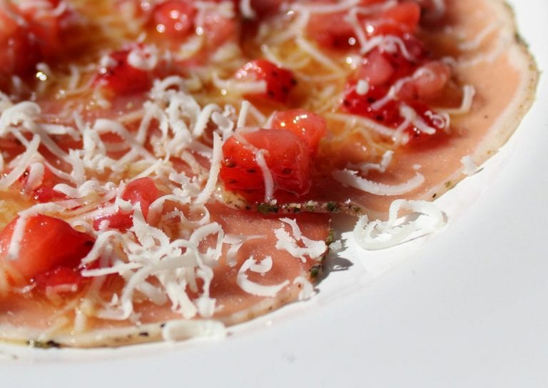 Carpaccio de lomo ibérico con vinagreta de fresas y queso - Carpaccio van Lomo met een vinaigrette van aardbeien en kaas