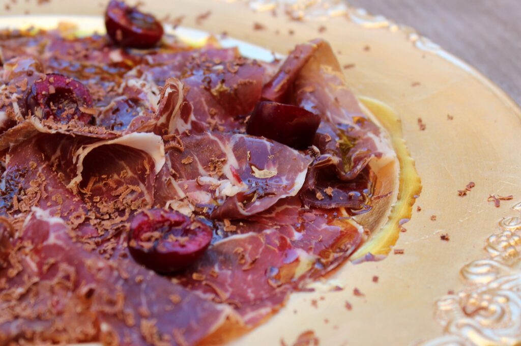 Cecina de León con chocolate, aceite de oliva y picotas - Cecina de León met chocolade, olijfolie en picotas