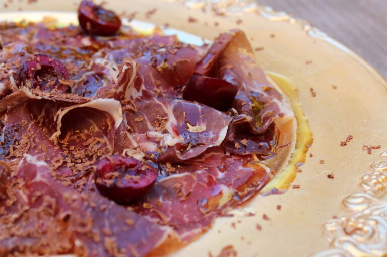 Cecina de León con chocolate, aceite de oliva y picotas - Cecina de León met chocolade, olijfolie en picotas