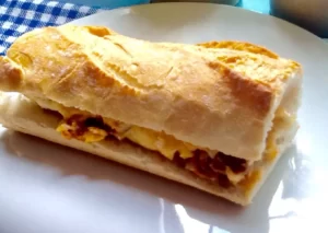 Bocata de tortilla con chorizo - Tortilla sandwich met chorizo