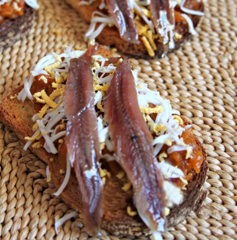 Tostas de alboronía con anchoas - Alboronía toast met ansjovis