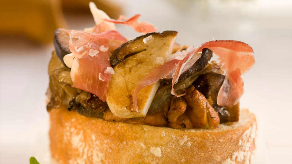 Tostas de pan con setas al ajillo y jamón Ibérico - Toast met knoflookchampignons en Iberische ham