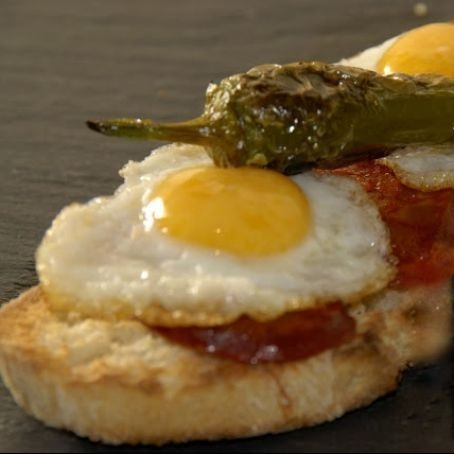 Cojonudos - Toast met chorizo, kwartelei en padrón