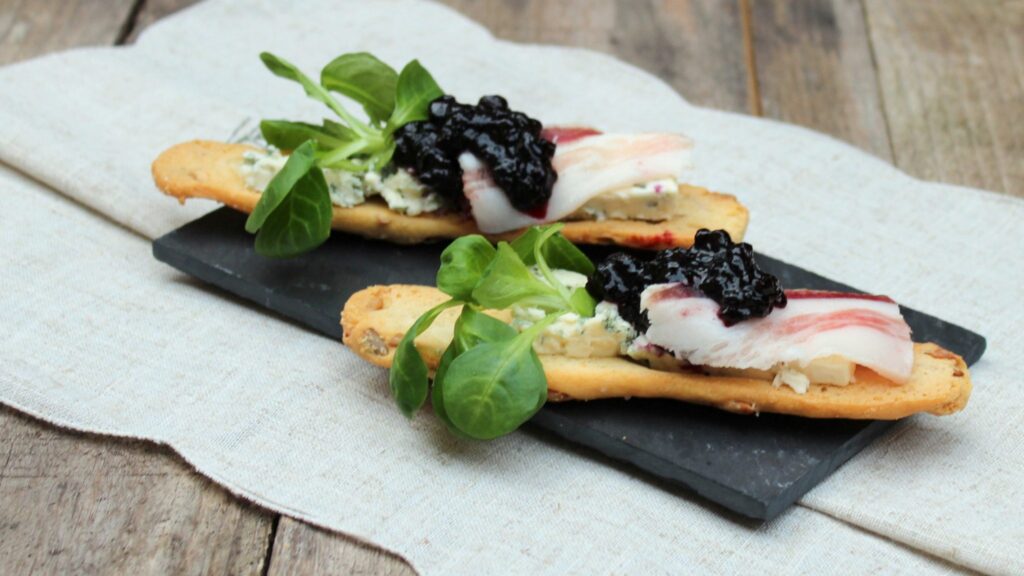 Tostas de Queso Azul, panceta y mermelada de arándanos - Toast met blauwe kaas, spek en bosbessenjam