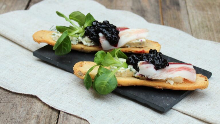Tostas de Queso Azul, panceta y mermelada de arándanos - Toast met blauwe kaas, spek en bosbessenjam