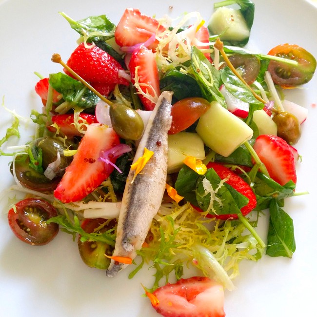 Ensalada de boquerones, fresas y flores - Salade van ansjovis, aardbeien en bloemen
