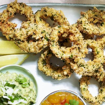 Calamares picantes con salsa de aguacate - Kruidige calamares met avocadodip